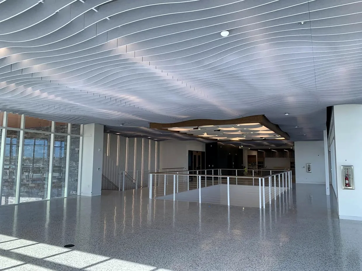 Wave-form acoustic ceiling in a large interior