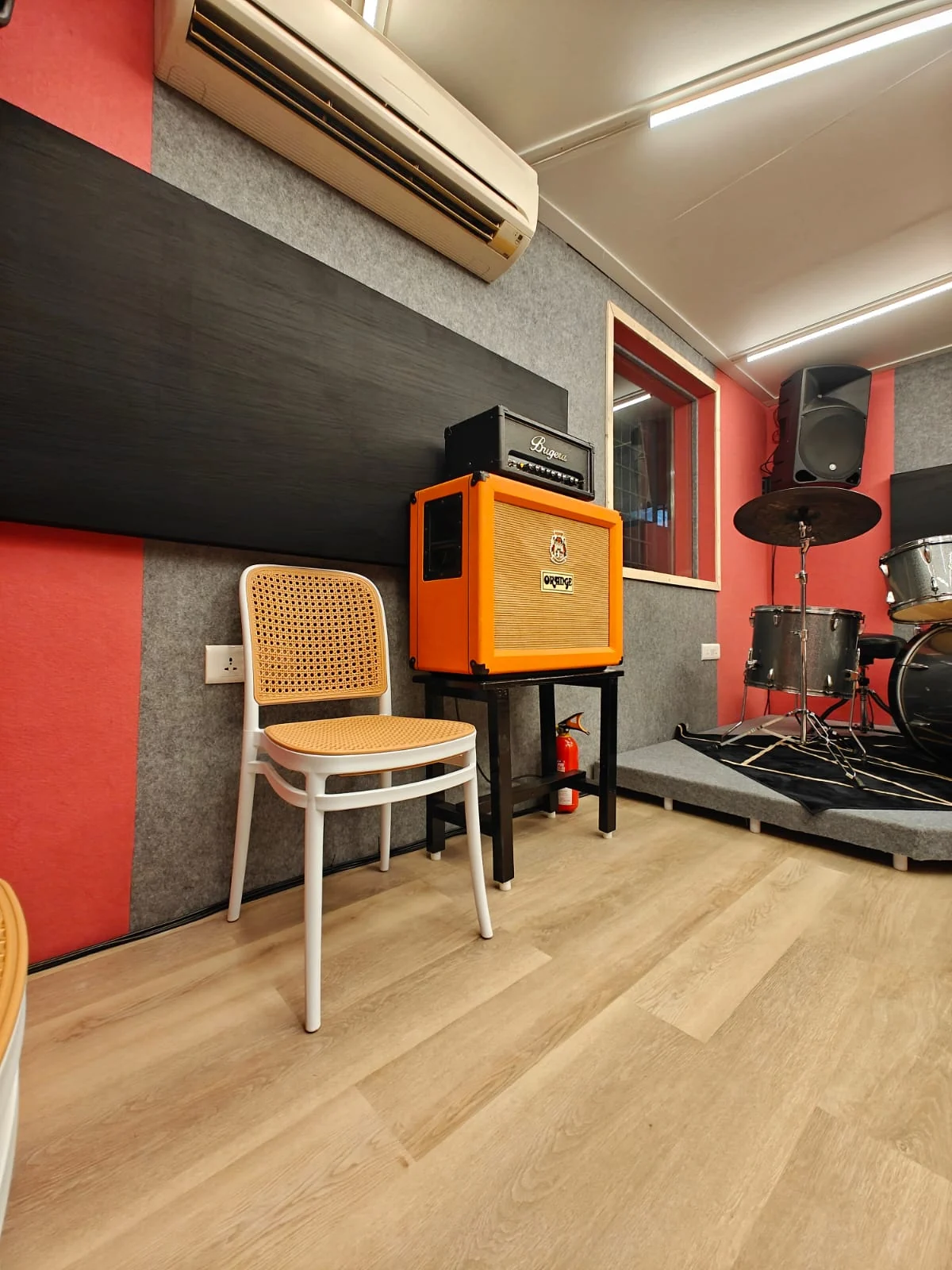 Acoustic wall panel and amplifier in a rehearsal room